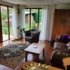 Het rustige East Pûnsmiet Chalet in een boomgaard